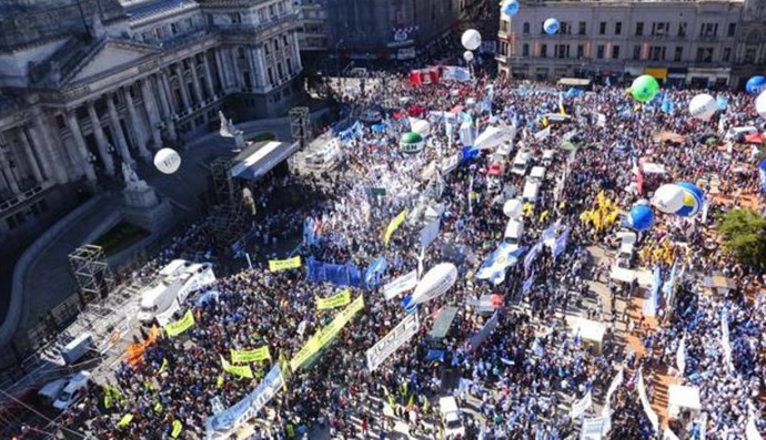 Miles de manifestantes reclamaron la emergencia social frente al Congreso
