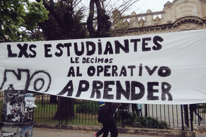 Fuerte rechazo de estudiantes y docentes al operativo Aprender que impone el gobierno macrista