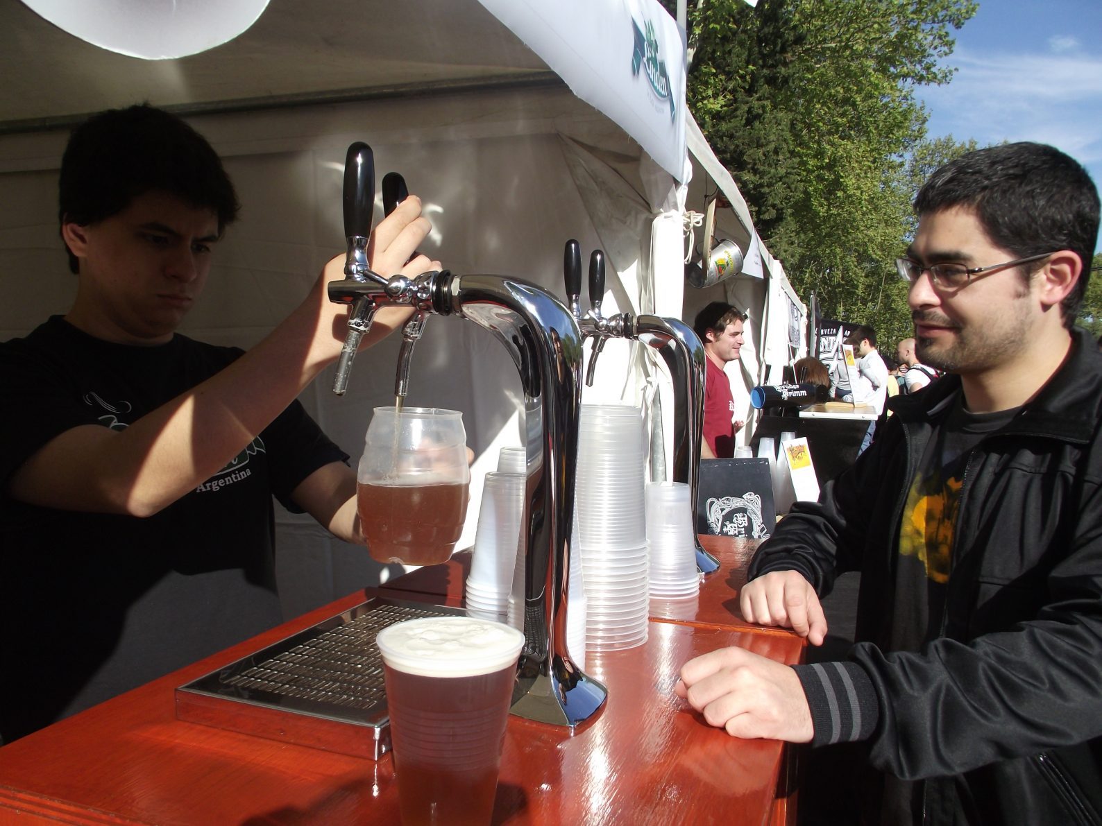 Garro ahoga a los cerveceros artesanales violando una ordenanza municipal