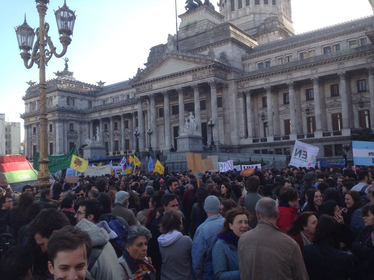 Masiva concentración frente a los intentos de Cambiemos de enterrar la ciencia y la tecnología