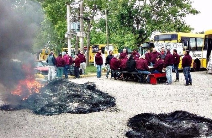 Colectiveros platenses paran por tiempo indeterminado por despidos y “pésimas” condiciones laborales