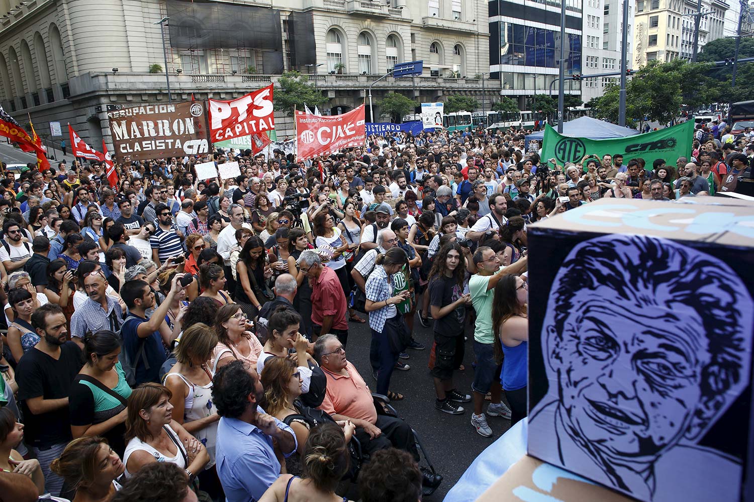 La combatividad social como salida a un gobierno que destruye el trabajo argentino para beneficiar a la usura internacional