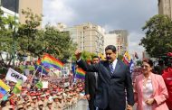 “En Venezuela no habrá golpe ni intervención extranjera”, dijo Maduro ante una multitud en defensa de la democracia