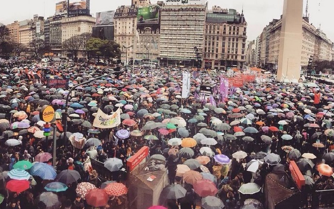 Un “miércoles negro” con miles de mujeres movilizadas contra los femicidios