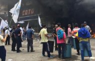 Reprimen a trabajadores despedidos de un supermercado en Quilmes