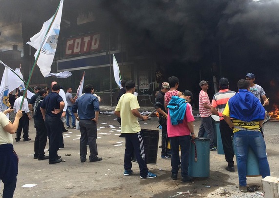 Reprimen a trabajadores despedidos de un supermercado en Quilmes