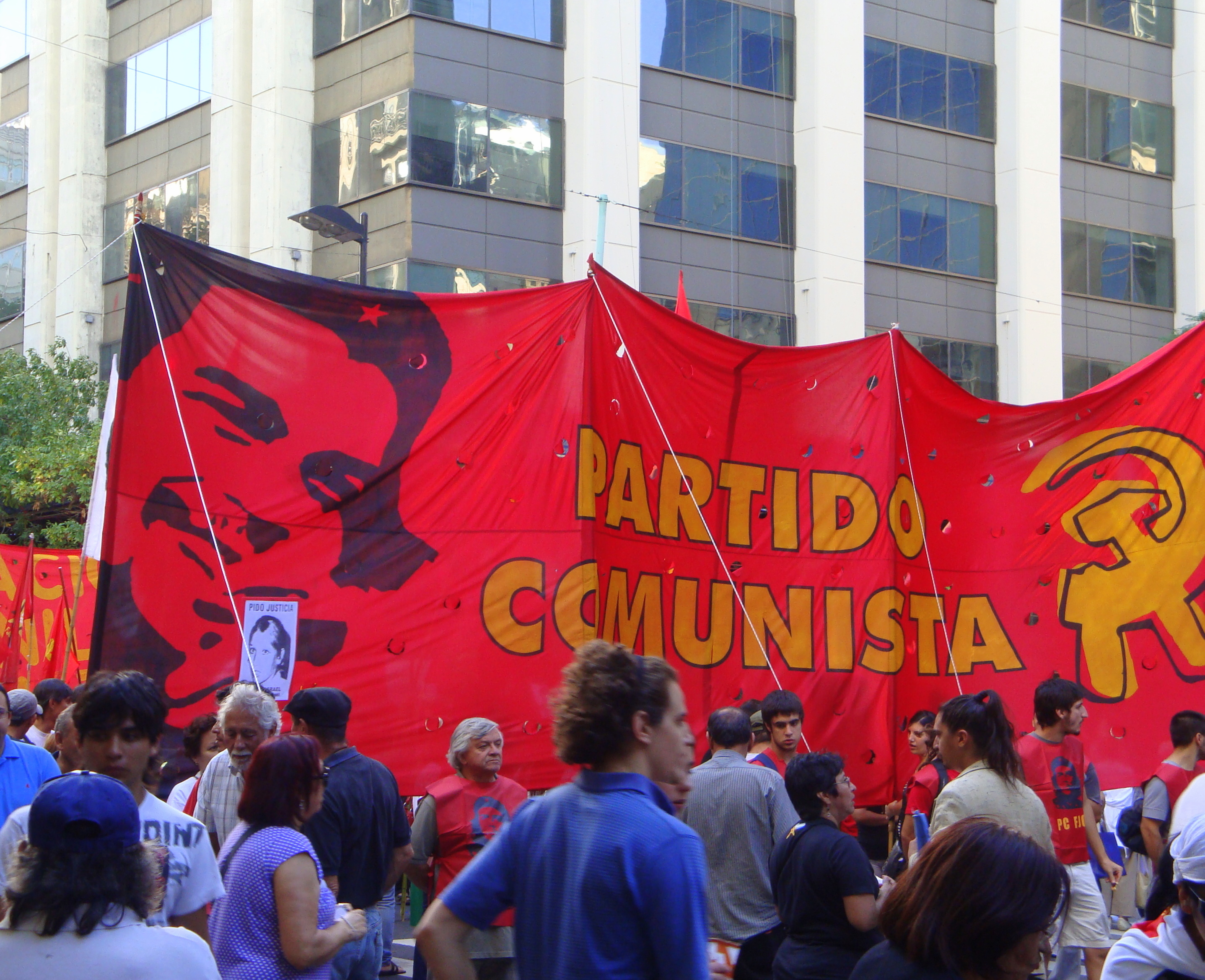 El Partido Comunista marchará al consulado colombiano “para torcerle el brazo a los halcones de la guerra»