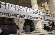 Toma en Educación contra Vidal y Finocchiaro por el cierre de escuelas de oficio