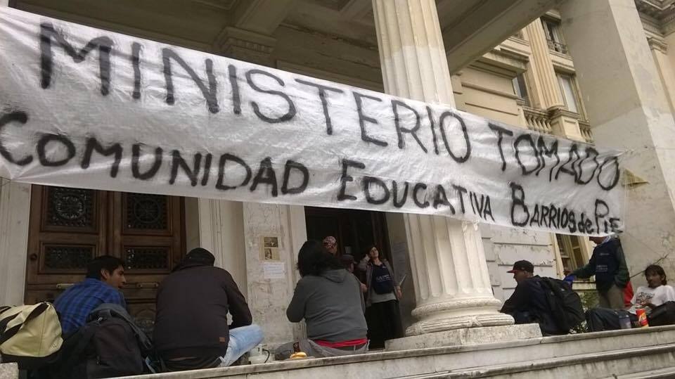 Toma en Educación contra Vidal y Finocchiaro por el cierre de escuelas de oficio