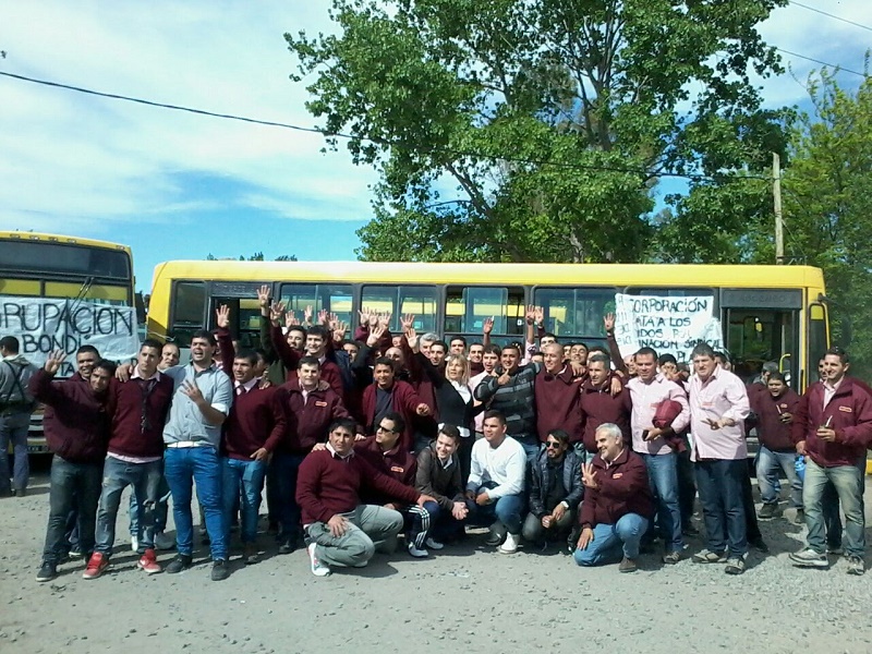 Colectiveros platenses se movilizaron a la Municipalidad para repudiar las «mentiras» del intendente macrista