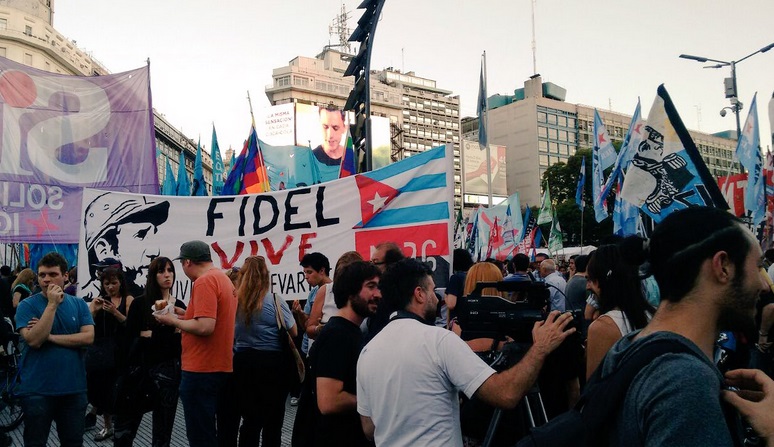 Estudiantes de Periodismo de la UNLP se movilizaron hasta el Obelisco en honor a Fidel