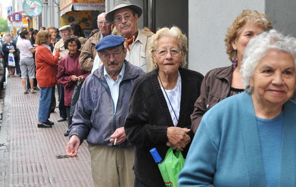 Aunque no lo creas, en el macrismo dicen que los jubilados ahorran tanto que son ellos los que frenan la economía