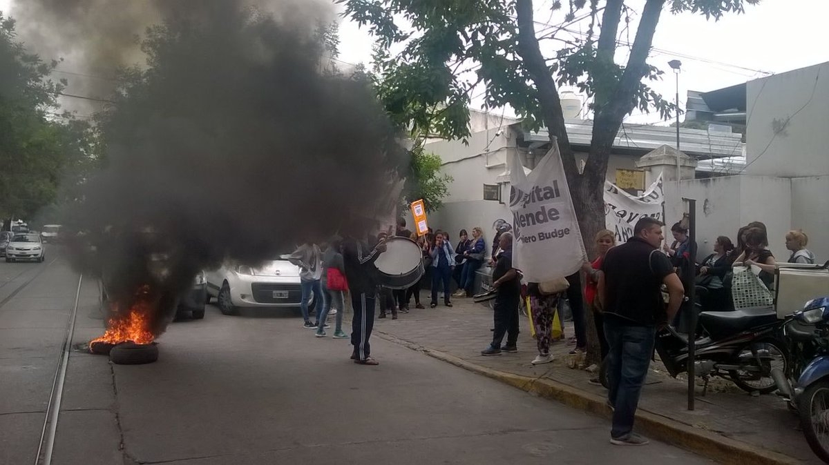 Infantería reprimió a trabajadores en el Ministerio de Salud de la Provincia