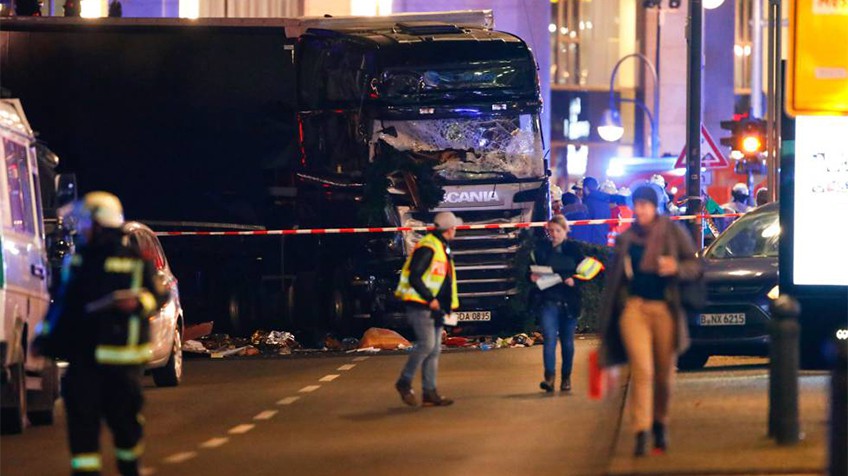 Berlín: camión irrumpe en un mercado navideño y deja nueve muertos