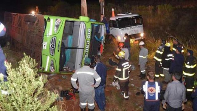 Brasil: Tres muertos y 15 heridos al volcar un micro con estudiantes argentinos