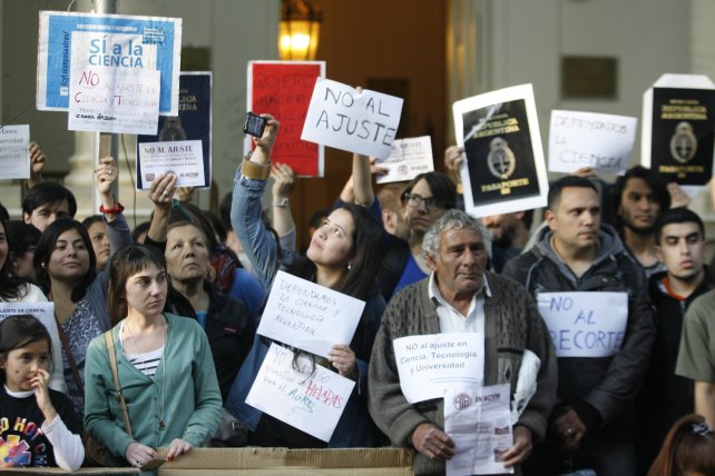 Golpe a la ciencia: recortan un 60 por ciento los ingresos de investigadores al CONICET