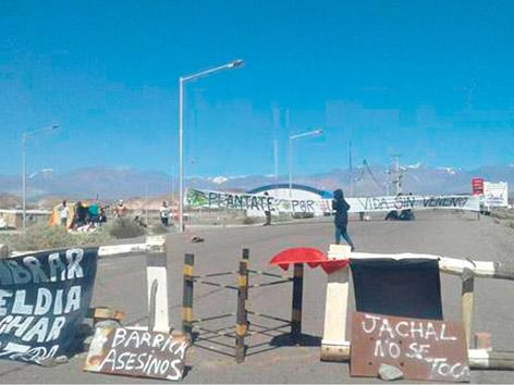 La policía de San Juan a los palos y con todo contra una protesta antiminería