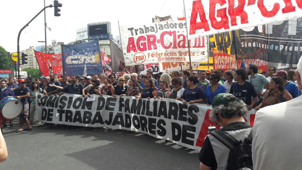 Multitudinaria marcha contra los despidos y la represión: “¡Se va a acabar, se va a morir, la dictadura de Clarín!”