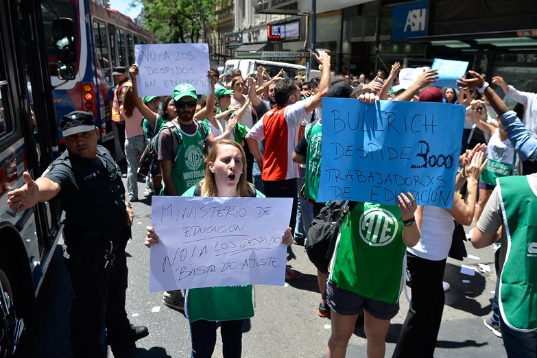 Educación: El macrismo prometió diálogo pero mandó a la Federal a reprimir a los trabajadores despedidos