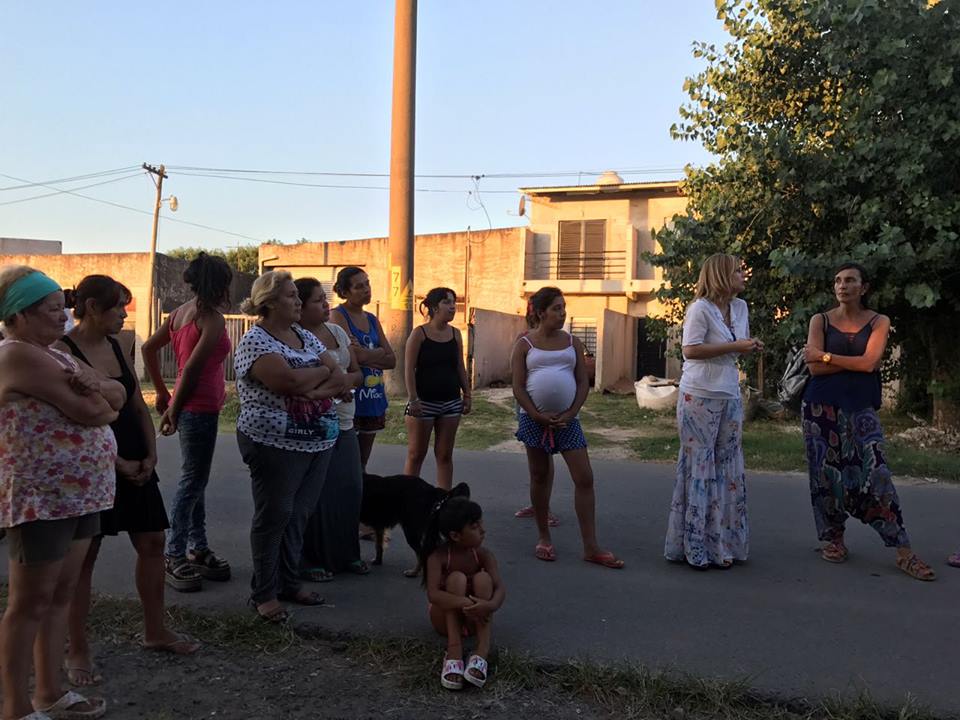 “La situación en Los Hornos es angustiante”, denunció Saintout al acompañar a los 2.500 vecinos que siguen sin agua