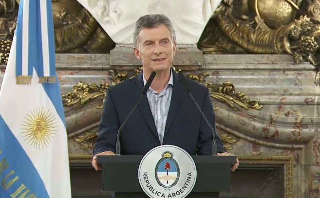 Antes que se le incendiara el rancho, Macri debió volver “a fojas cero” con la condonación de su deuda en el Correo y dar marcha atrás con el recorte a los jubilados