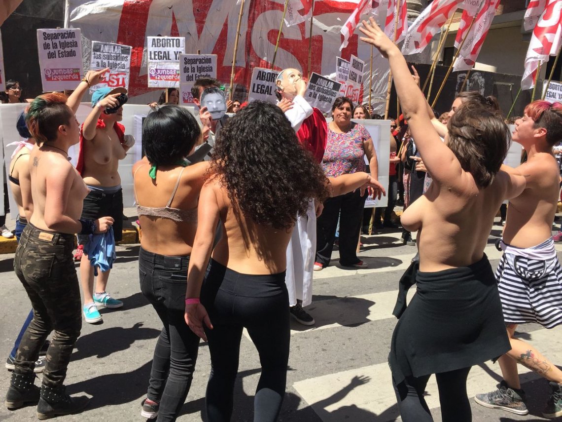 «Mandarina, mandarina; aquí están, estas son las tetas argentinas»