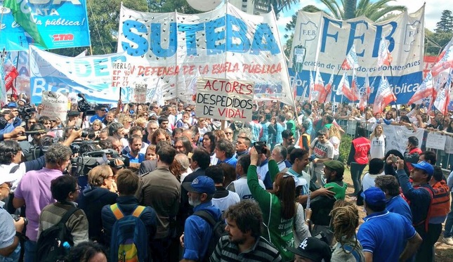 Octavo día de huelga, marcha y un rechazo contundente a la extorsión: “La dignidad de los docentes no se vende ni se compra”