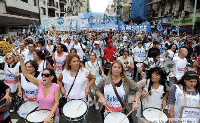 Una verdadera multitud se movilizó en la marcha por la dignidad de los docentes y en defensa de la educación pública