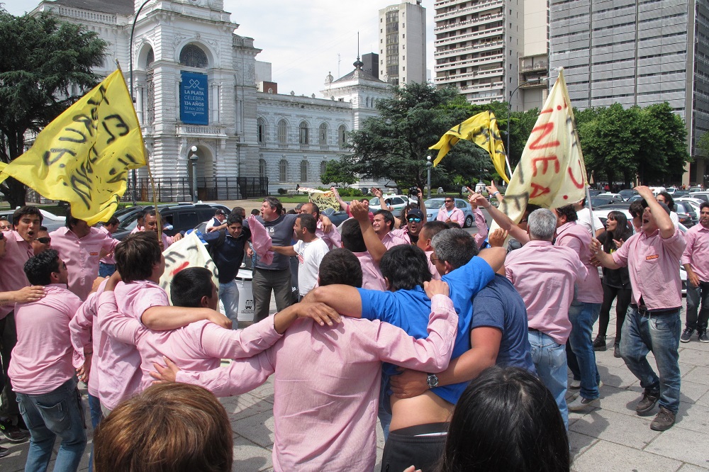 Choferes de la línea Este se manifestaron contra los despidos y frente al abandono del Estado macrista