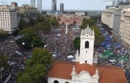Cientos de miles, una multitud, un tumulto popular, una montonera ciudadana, ganó la Plaza y las calles con la consigna “Son 30.000”