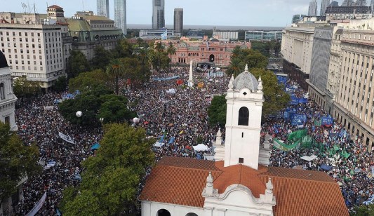 Cientos de miles, una multitud, un tumulto popular, una montonera ciudadana, ganó la Plaza y las calles con la consigna “Son 30.000”