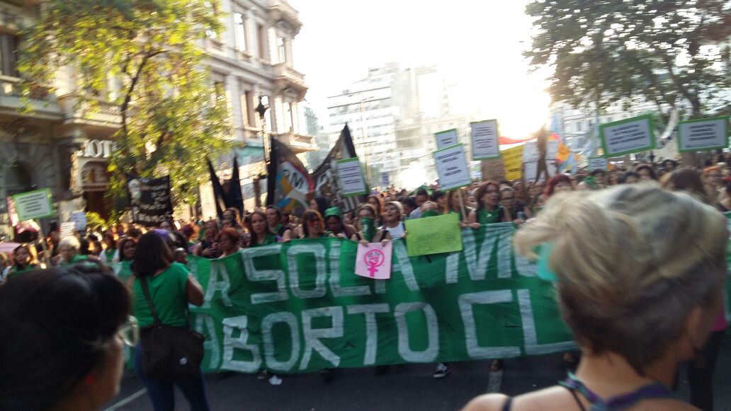 “Aquí está, ya llegó, somos la pesadilla del PRO”, cantaban e hicieron suya la Plaza miles de mujeres, para que el “macho predador” tiemble