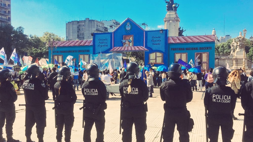 Intimidación policial en la Escuela Pública Itinerante: “No hay explicaciones para esta actitud patoteril”