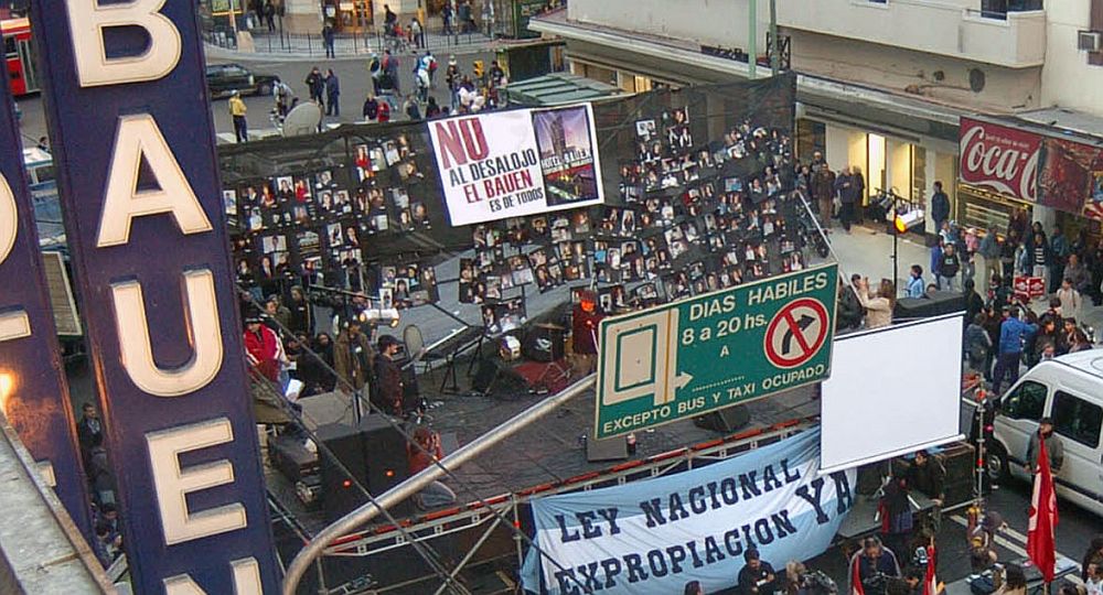 Los 130 trabajadores del Hotel Bauen resisten el desalojo con festival y vigilia