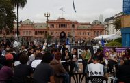 Paro y clases públicas en Plaza de Mayo, frente a la Casa de la Represión