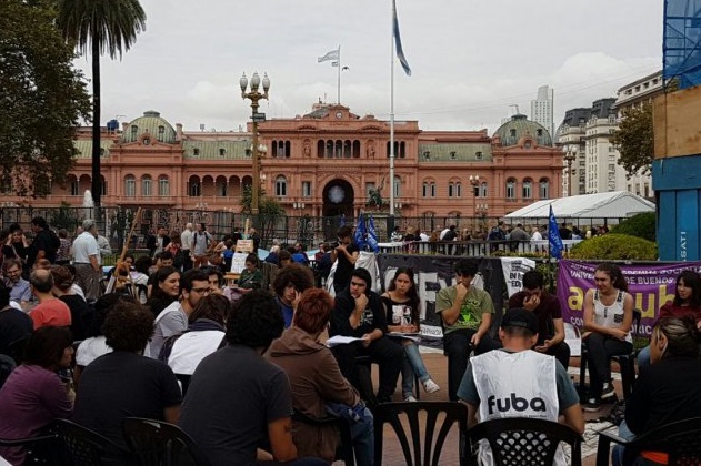 Paro y clases públicas en Plaza de Mayo, frente a la Casa de la Represión