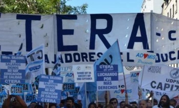 Docentes paran por 24 horas para repudiar la represión policial del macrismo