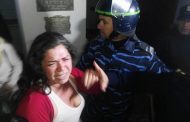 Brutal desalojo en la Municipalidad de Azul: la policía reprimió a mujeres que reclamaban trabajo con sus hijos