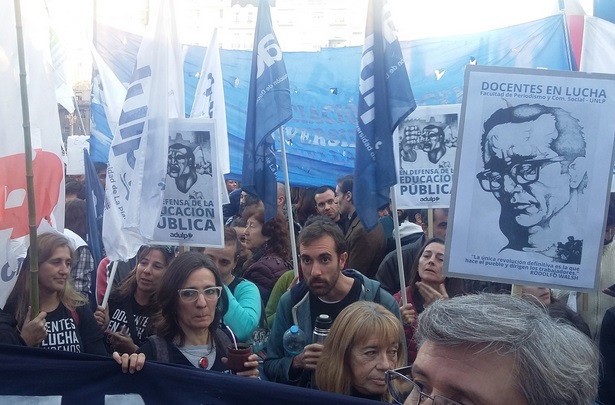 Multitudinaria marcha federal en defensa de la Universidad Pública: “El Gobierno sólo piensa en vaciarla y mercantilizarla”, advierten desde ADULP