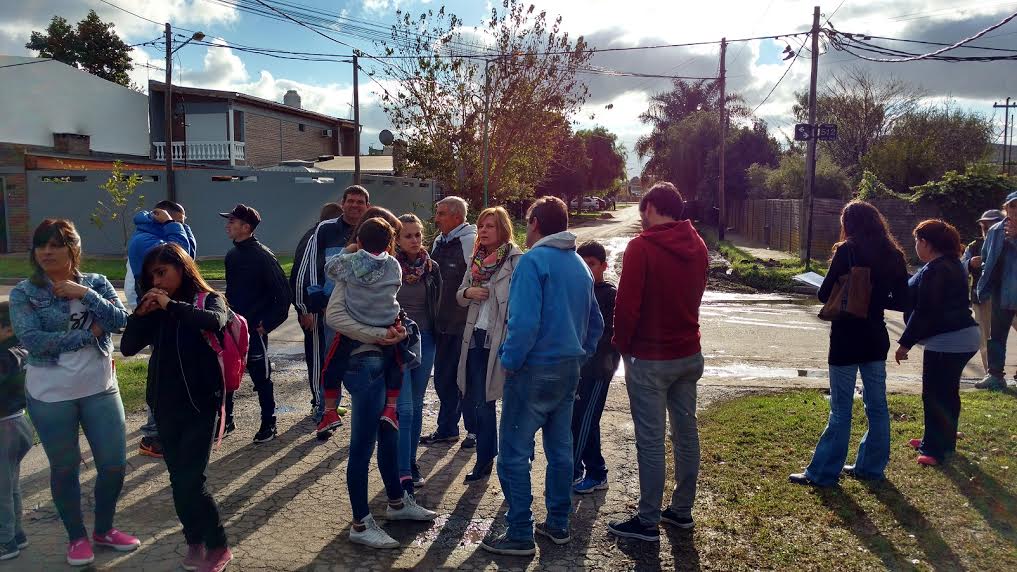 Saintout y su presencia en las calles y barrios de La Plata: “Los vecinos de la ciudad pagan por servicios que no funcionan”