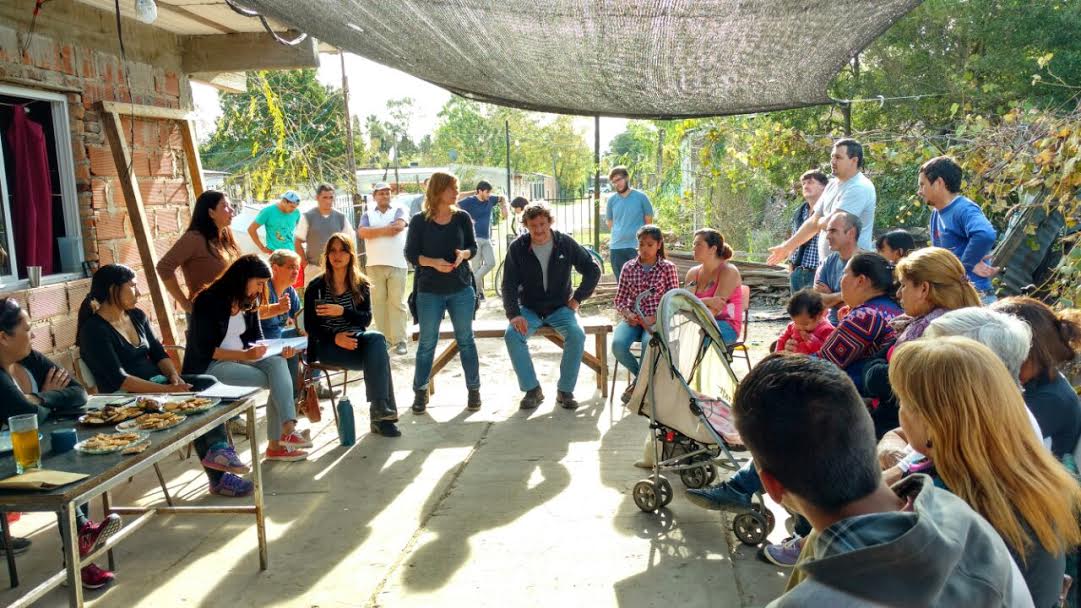 “Acá está la patria”, dijo Florencia Saintout durante su encuentro con vecinos del barrio Los Hornos