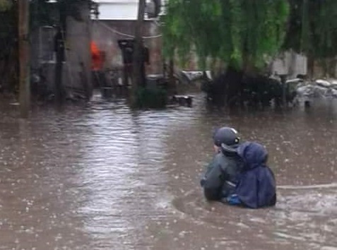 Numerosos barrios de La Plata volvieron a inundarse y los vecinos se preguntan: “¿Dónde carajo está Garro?”