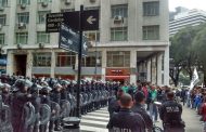 Despedidos se encadenaron en el Ministerio de Trabajo pero Triaca no los reincorpora, amenaza con represión