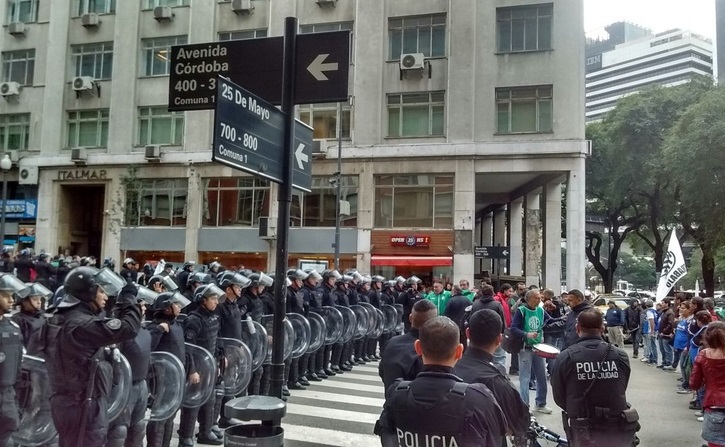 Despedidos se encadenaron en el Ministerio de Trabajo pero Triaca no los reincorpora, amenaza con represión