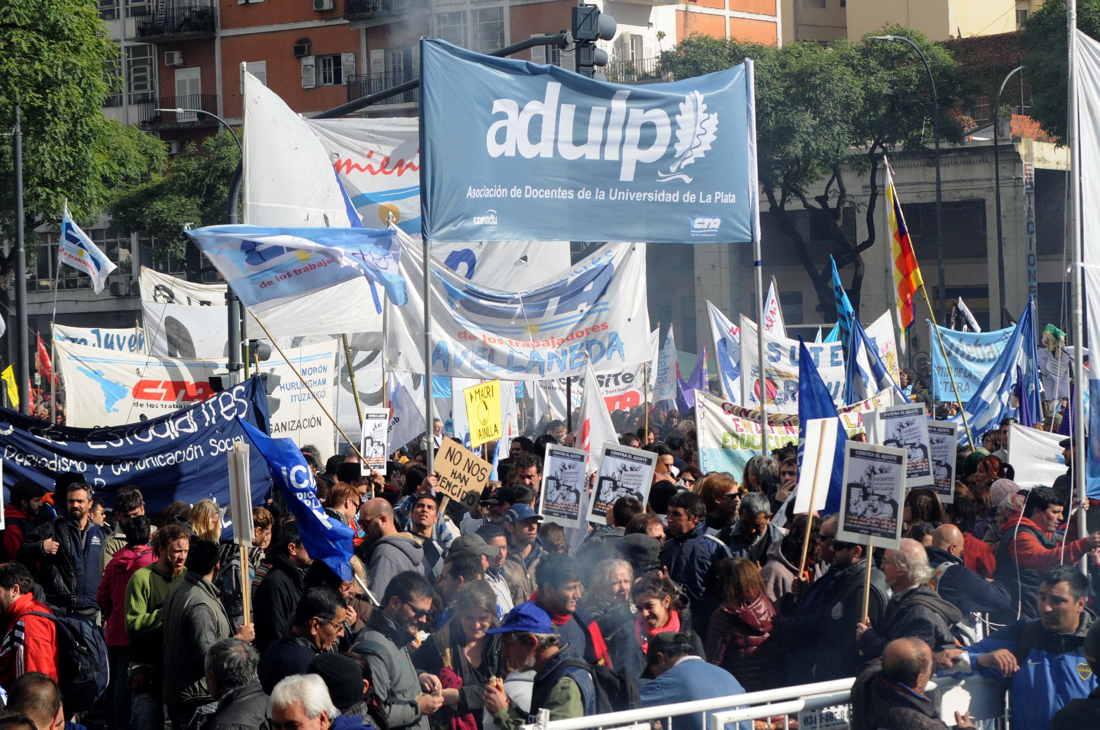 Docentes universitarios no comenzarán las clases en el segundo cuatrimestre, pero a Bullrich sólo le preocupa su candidatura