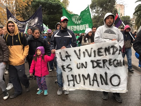 Neuquén movilizada tras el brutal desalojo de familias que ocupaban terrenos en el Parque Industrial