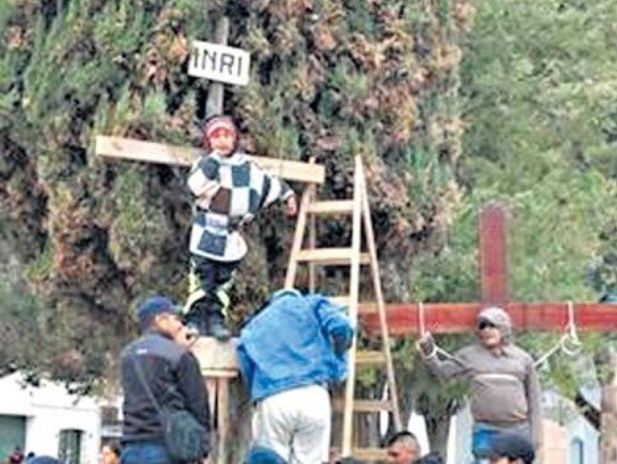 Ni el Otro que asesina y dice ser justo de los cristianos podrá salvar al cura que crucifica pibes, mientras algunos matan y mueren