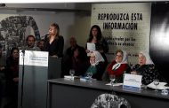 “Las cosas no se resuelven solo con diálogo, se necesita compromiso y lucha”, dijo Saintout al recibir el pañuelo de las Madres