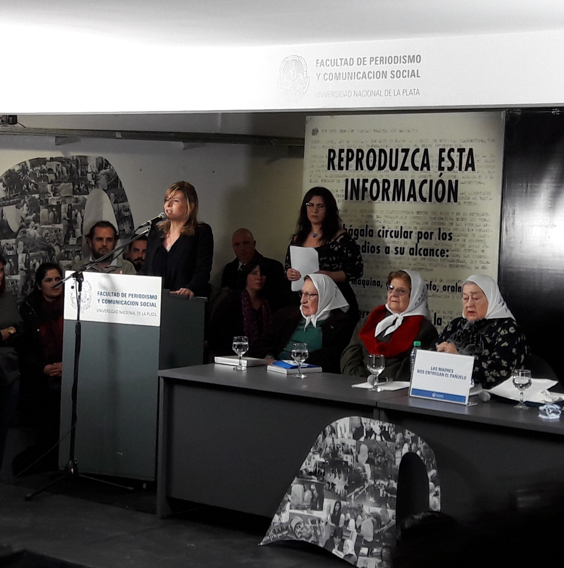 “Las cosas no se resuelven solo con diálogo, se necesita compromiso y lucha”, dijo Saintout al recibir el pañuelo de las Madres