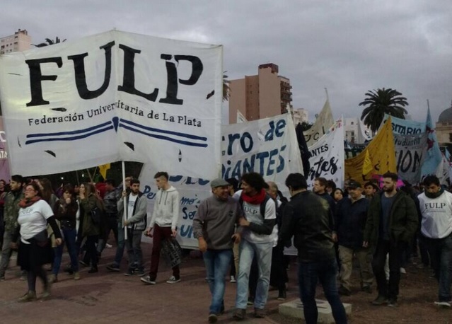 “Con hambre no se puede pensar”: Multitudinaria marcha de la FULP por la educación pública, mayor presupuesto universitario y comedor turno noche